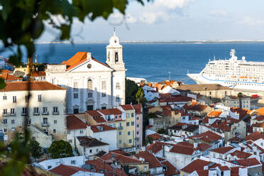 Portugal, Lissabon, Alfama-Gebäude und Tejo-Fluss vom Miradouro de Santa Luzia aus gesehen - EGBF00682