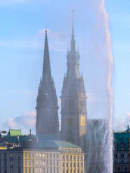 Deutschland, Hamburg, Alster Fontänen plätschern gegen Türme des Rathauses und der Nikolaikirche - RJF00851