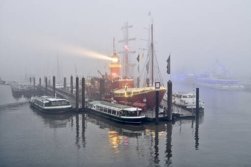 Deutschland, Hamburg, Feuerschiff und verschiedene Boote im nebligen Hafen vertäut - RJF00852