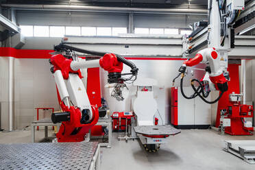 Automatische Schweißroboter im Industriebau - DIGF14327
