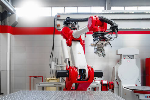 Rot-weißer automatischer Schweißroboter in einer Fabrik - DIGF14329