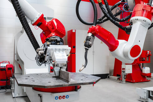 Automatische Schweißroboter mit Metall in der Fabrik - DIGF14332