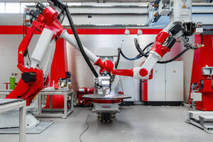 Automatisierte Industrieroboter schweißen Metall in einer Fabrik - DIGF14333