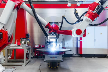 Automatische Roboter schweißen Metall in einer Fabrik - DIGF14334