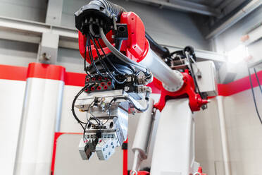 Nahaufnahme eines industriellen Schweißroboters in einer Fabrik - DIGF14340