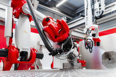 Industrielle Schweißroboter in der Fabrik - DIGF14343