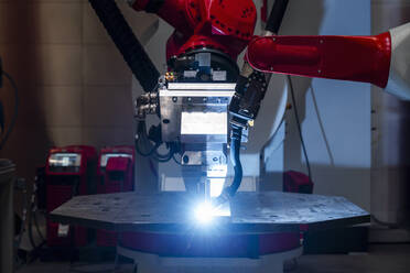 Nahaufnahme eines automatisierten Roboters beim Schweißen von Metall in einer Fabrik - DIGF14348