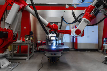 Automatische Roboter schweißen Metall in einer Fabrik - DIGF14349