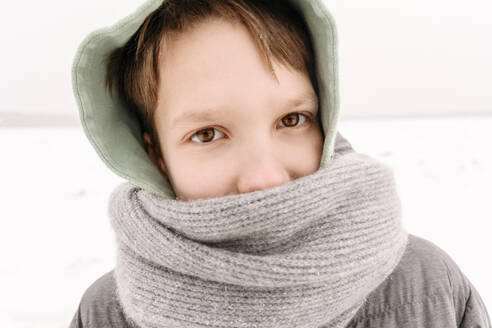 Nahaufnahme eines Jungen, der im Winter einen Schal trägt - EYAF01494