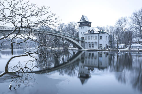 Deutschland, Berlin, Abteibrücke, Fluss und Brücke an einem Wintertag - ASCF01548