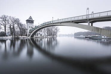 Deutschland, Berlin, Abteibrücke, Fluss und Brücke an einem Wintertag - ASCF01550