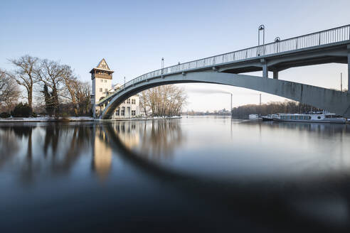 Deutschland, Berlin, Abteibrücke, Fluss und Brücke an einem Wintertag - ASCF01552