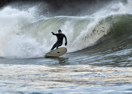 Erwachsener Mann beim Surfen auf dem Meer am Broad Haven South Beach, Wales, UK - ALRF01819