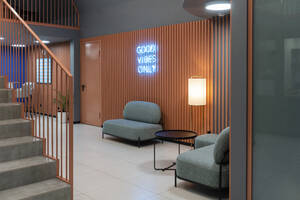 Innenraum eines Arbeitsplatzes mit beleuchtetem blauem Licht auf westlicher Schrift - VPIF03506