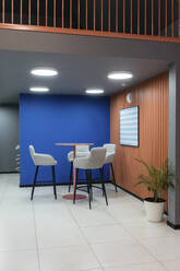 Topfpflanze und Möbel in einem beleuchteten modernen Büro - VPIF03508