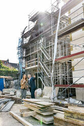 Fachkundige Teamarbeit bei der Prüfung der Baustelle - PESF02631