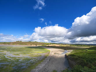 Landschaftliche Ansicht von Land gegen bewölkten Himmel im Sonnenlicht - LAF02642