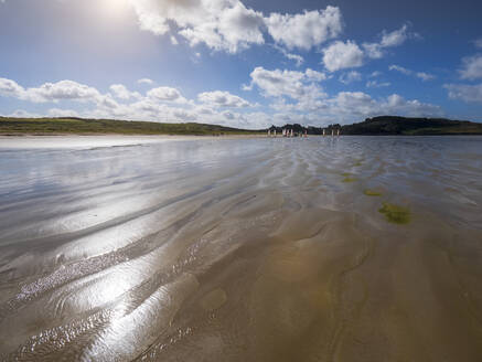 Strand von Sainte-Anne la Palud gegen den Himmel an einem sonnigen Tag - LAF02644