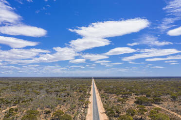 Luftaufnahme des Eyre Highway, der sich über den Nullarbor National Park erstreckt, mit einer klaren Horizontlinie im Hintergrund - FOF12009