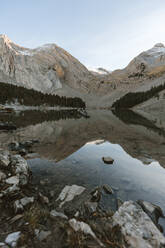 Spanien, Huesca, Berge spiegeln sich im See Ibon De Plan bei Sonnenuntergang - OCAF00624