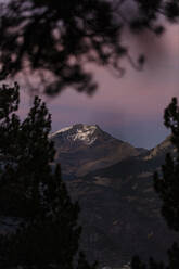 Spanien, Huesca, Berge spiegeln sich im See Ibon De Plan bei lila Sonnenuntergang - OCAF00625