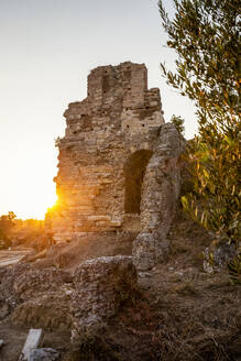 Historisches römisches Theater von Nikopolis bei Sonnenuntergang in Nikopolis, Preveza, Griechenland - MAMF01578