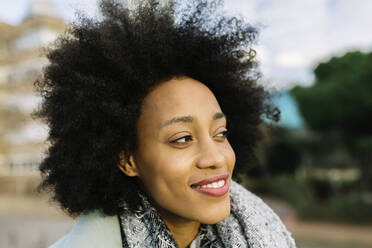 Afro-Frau lächelt, während sie im Freien wegschaut - XLGF01031