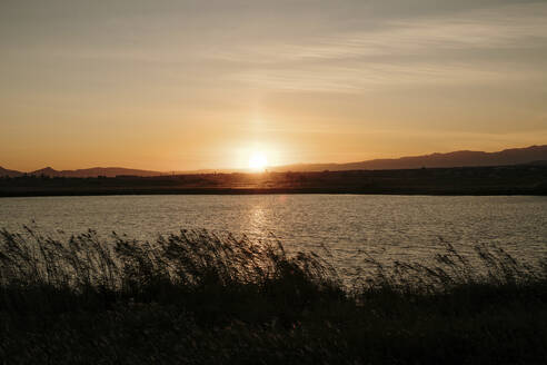 Spanien, Ebro-Delta, Sonnenuntergang über Landschaft - AFVF08087