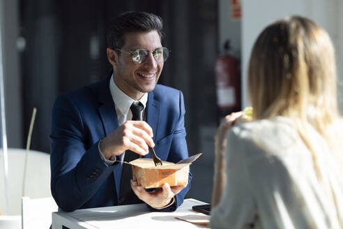 Geschäftsleute beim Mittagessen in der Cafeteria im Büro - JSRF01302