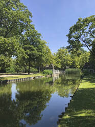 Deutschland, Nordrhein-Westfalen, Köln, Baumgesäumter Lindenthaler Kanal im Frühling - GWF06829