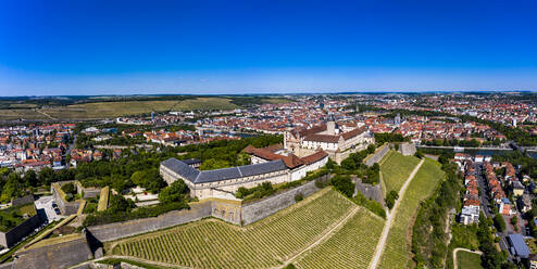 Deutschland, Bayern, Unterfranken, Würzburg, Festung Marienberg, Luftbild der Stadt mit Burg - AMF08998