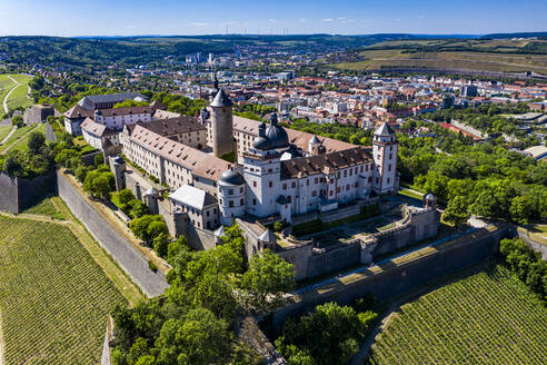 Deutschland, Bayern, Unterfranken, Würzburg, Festung Marienberg, Luftbild der Stadt mit Burg - AMF09002