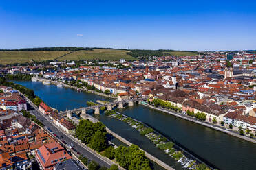 Deutschland, Bayern, Unterfranken, Würzburg, Festung Marienberg, Luftaufnahme der Stadt mit Fluss - AMF09007