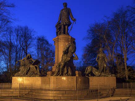 Deutschland, Berlin, Bismarck-Denkmal in der Abenddämmerung - BIGF00095