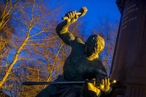 Deutschland, Berlin, Bismarck-Denkmal Statue von Sigurd, der ein Schwert schmiedet - BIGF00096