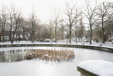 Deutschland, Nordrhein-Westfalen, Köln, Lindenthaler Kanal im Winter - GWF06844