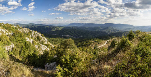 Griechenland, Epirus, Zagori, Pindos-Gebirge, Vikos-Nationalpark, Blick auf die Berge und Bäume - MAMF01589