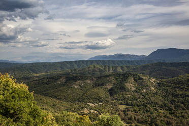 Griechenland, Epirus, Zagori, Pindos-Gebirge, Vikos-Nationalpark, Blick auf Berge und Tal - MAMF01590