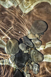 Steine in klarem, transparentem Wasser - DSGF02361