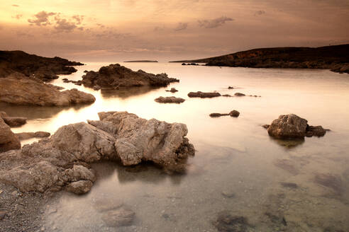 Raue Küstenlinie der Insel Menorca in der Abenddämmerung - DSGF02362