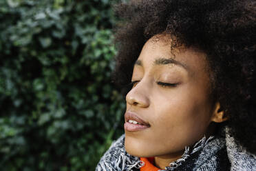 Afro junge Frau mit geschlossenen Augen im Sonnenlicht - XLGF01043