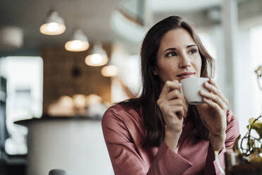 Geschäftsfrau mit Kaffeetasse in der Hand und nachdenklich in einem Cafe - JOSEF03109