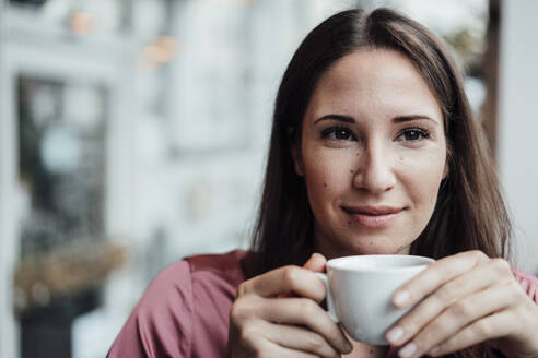 Geschäftsfrau mit Kaffeetasse im Cafe - JOSEF03156