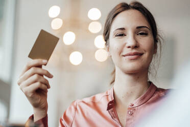 Weibliche Kundin beim Bezahlen mit Kreditkarte in einem Cafe - JOSEF03219
