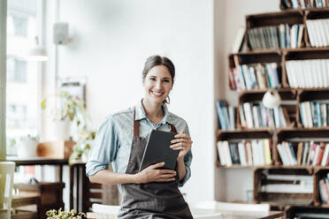 Lächelnde Café-Besitzerin mit digitalem Tablet in einem Coffeeshop - JOSEF03225