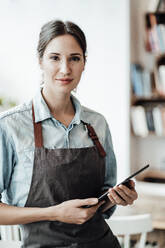 Selbstbewusste Besitzerin mit digitalem Tablet in einem Cafe - JOSEF03226