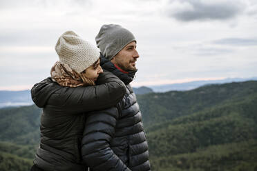 Touristenpaar schaut weg, während es an einem Aussichtspunkt gegen den Himmel steht - AFVF08128