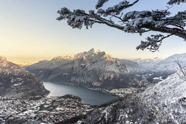 Italien, Lecco, Comer See, Blick auf Berge und See im Tal an einem Wintertag - MCVF00725