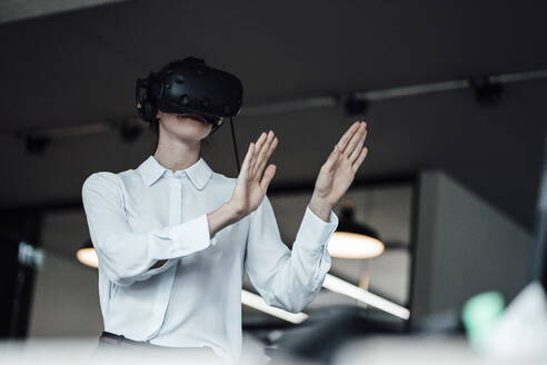 Geschäftsfrau nutzt Virtual-Reality-Simulator im Kreativbüro - JOSEF03404