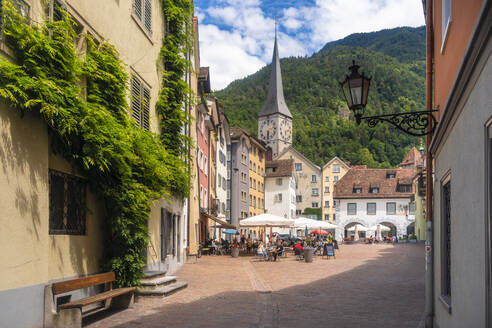 Arcas-Platz mit der Turmspitze der St. Martin-Kirche im Hintergrund in Chur, Schweiz - TAMF02819